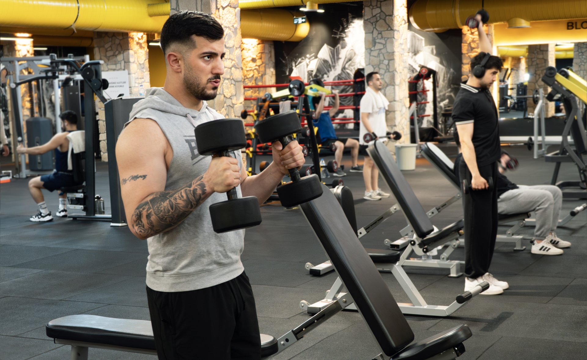 Dumbbell curl aksiyon — serbest ağırlık alanı