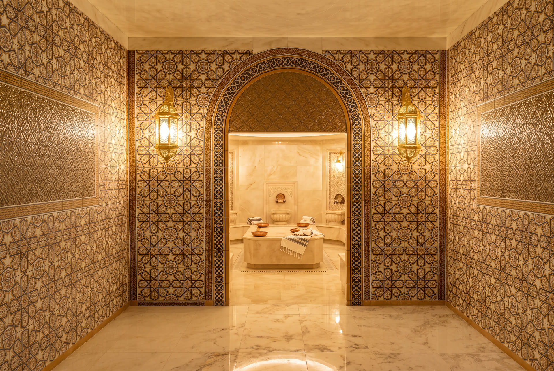 Hamam — geleneksel işlemeli kemerli kapı
