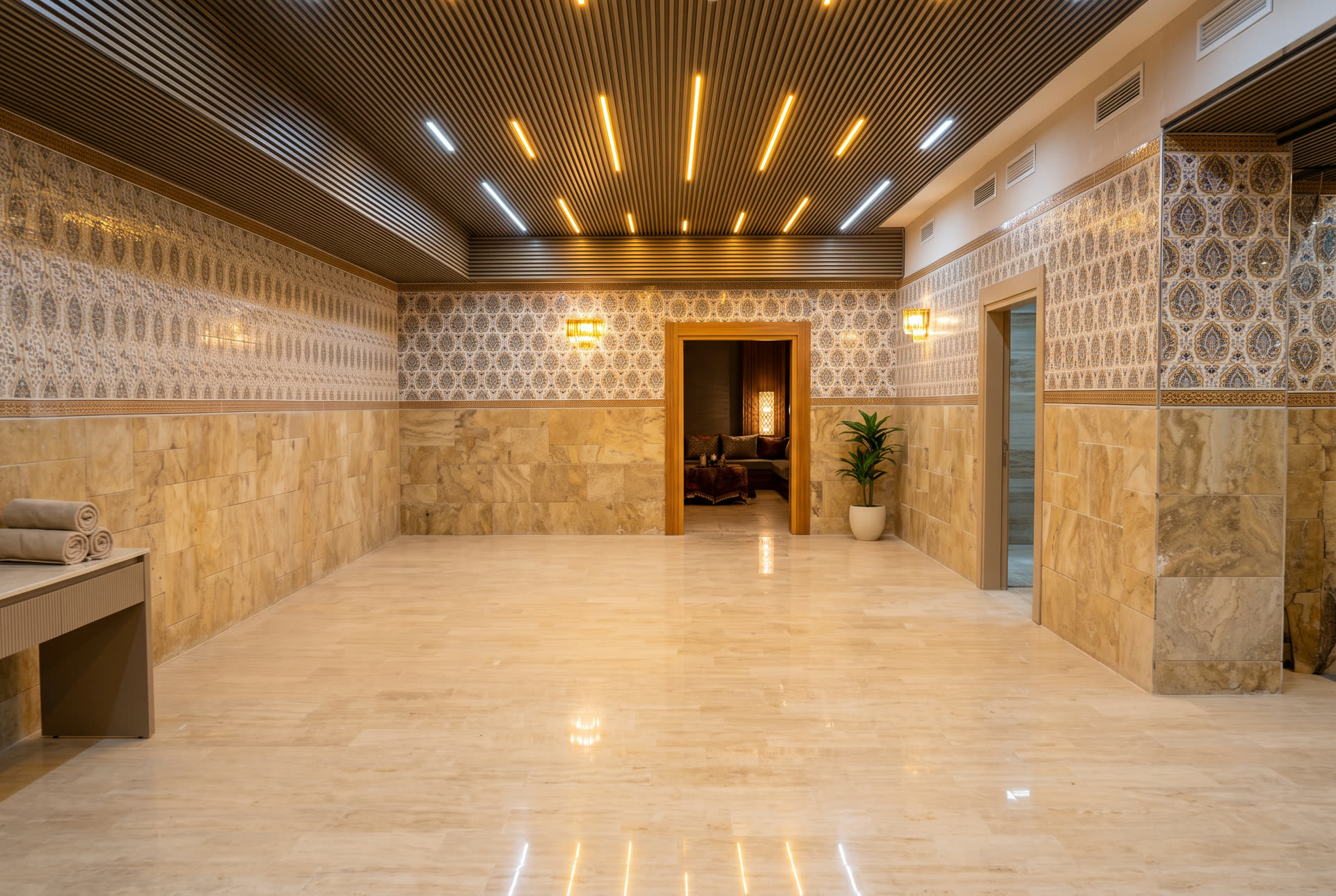 Spa alanı — işlemeli desenli duvarlar ve altın tonlar